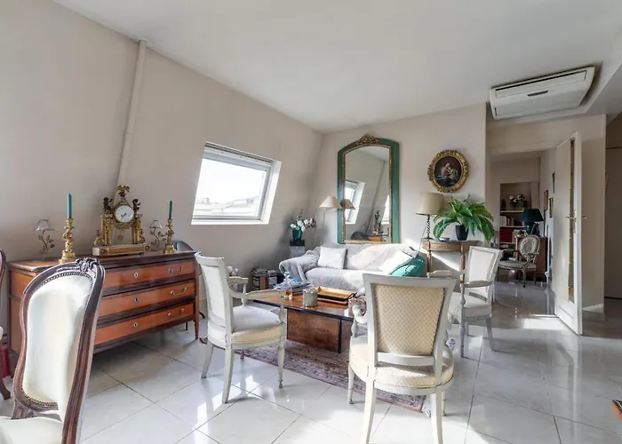 Apartment With A View On The Eiffel Tower, 200M From The Alma/Marceau Metro