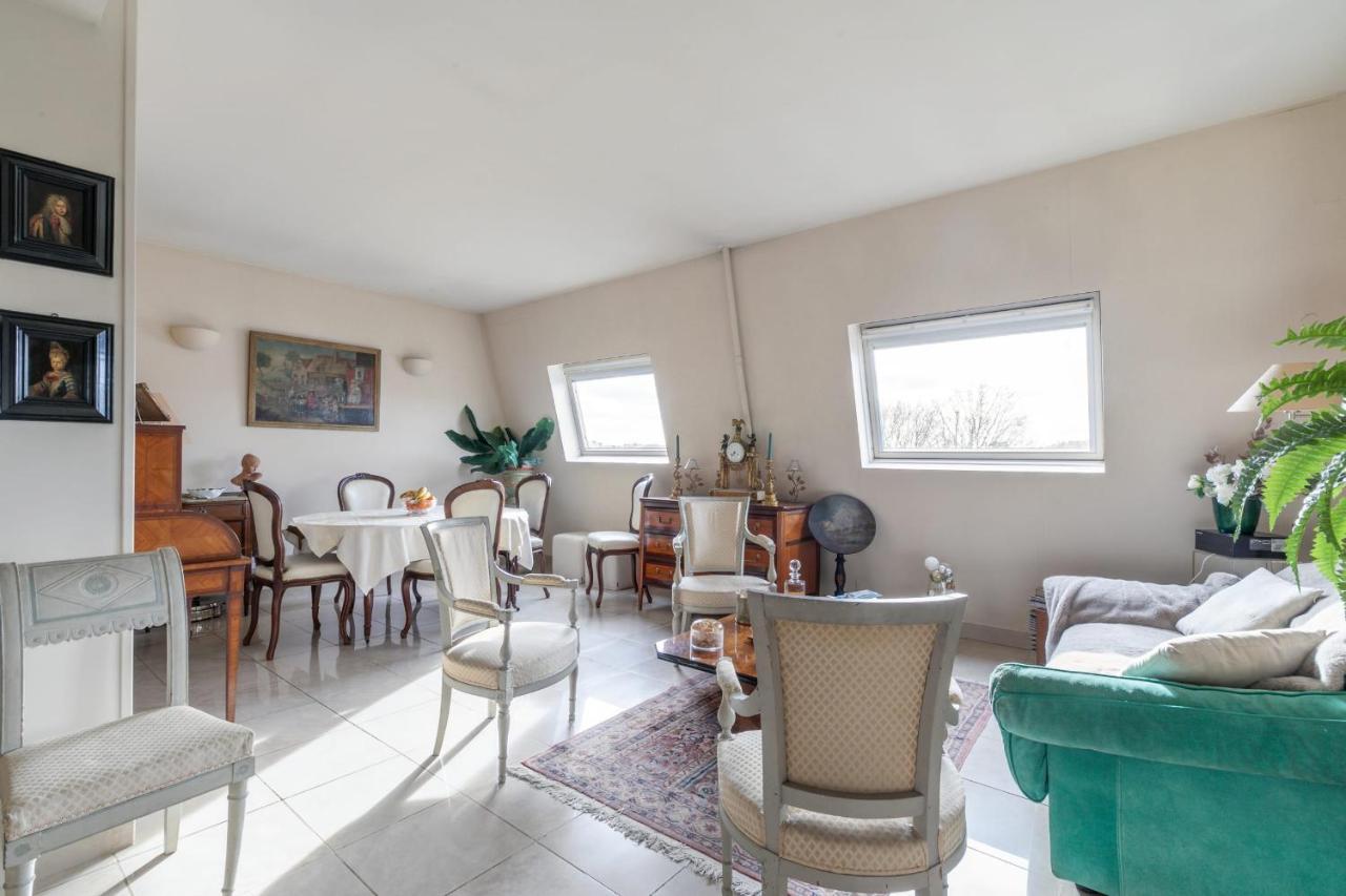 With A View On The Eiffel Tower, 200m From The Alma/marceau Metro *