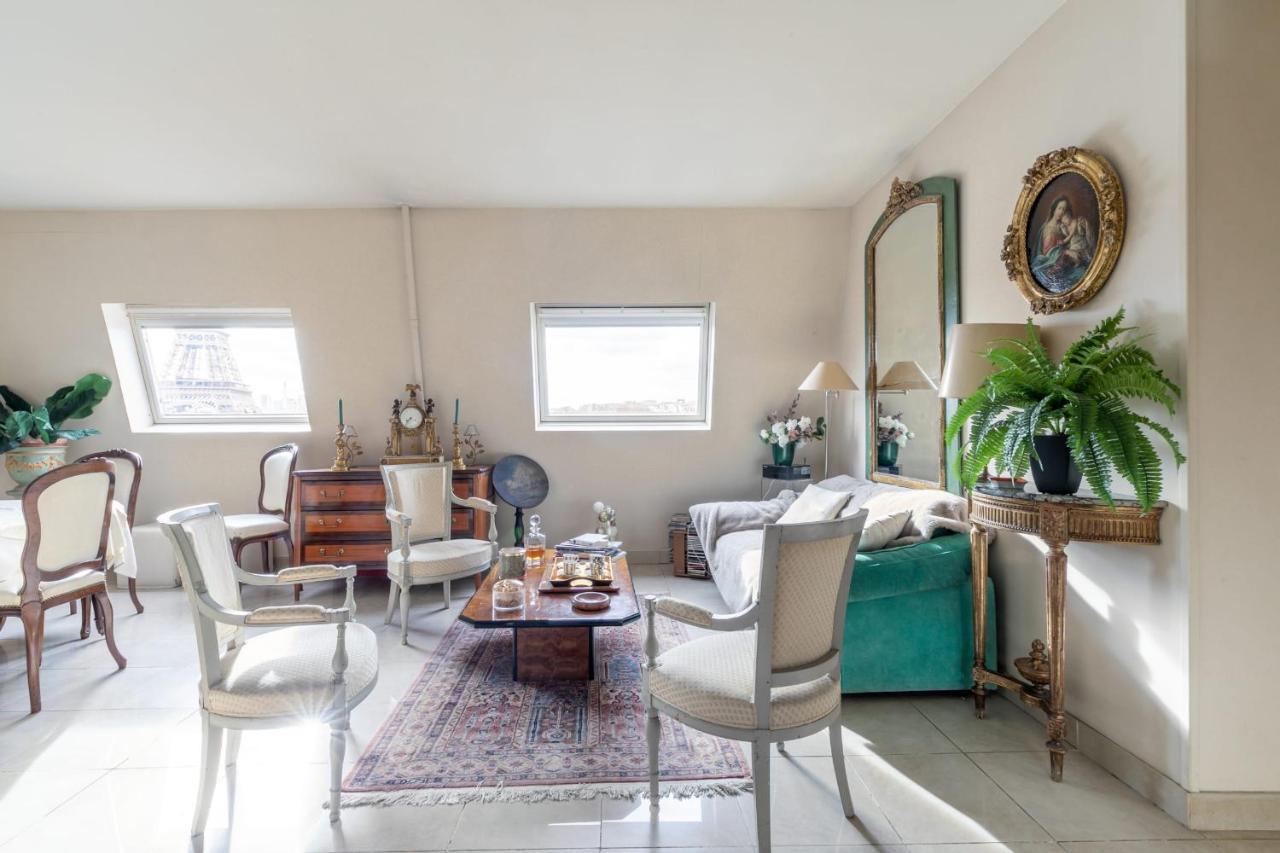 With A View On The Eiffel Tower, 200m From The Alma/marceau Metro Apartment Paris