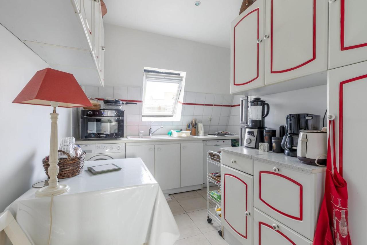 Apartment With A View On The Eiffel Tower, 200m From The Alma/marceau Metro Paris