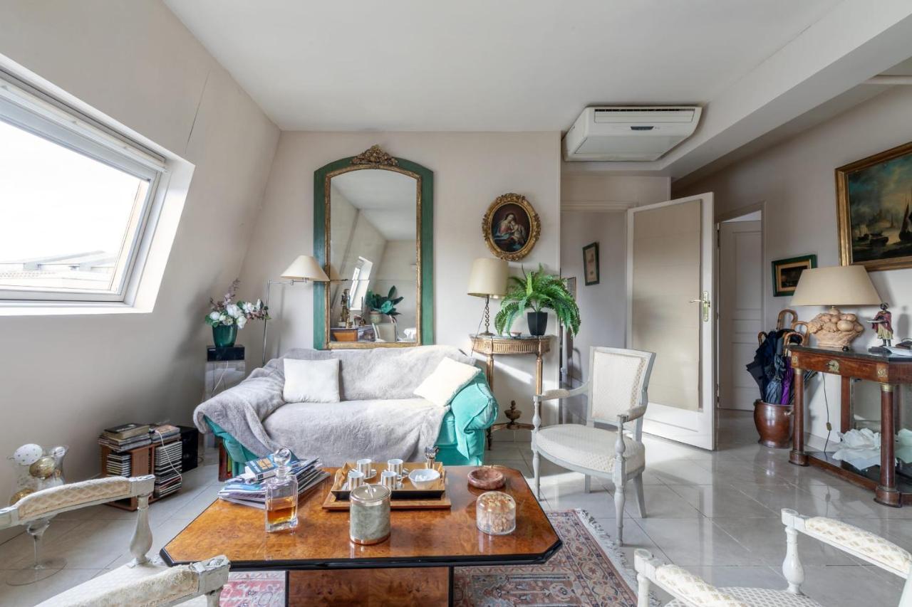 Apartment With A View On The Eiffel Tower, 200m From The Alma/marceau Metro Paris