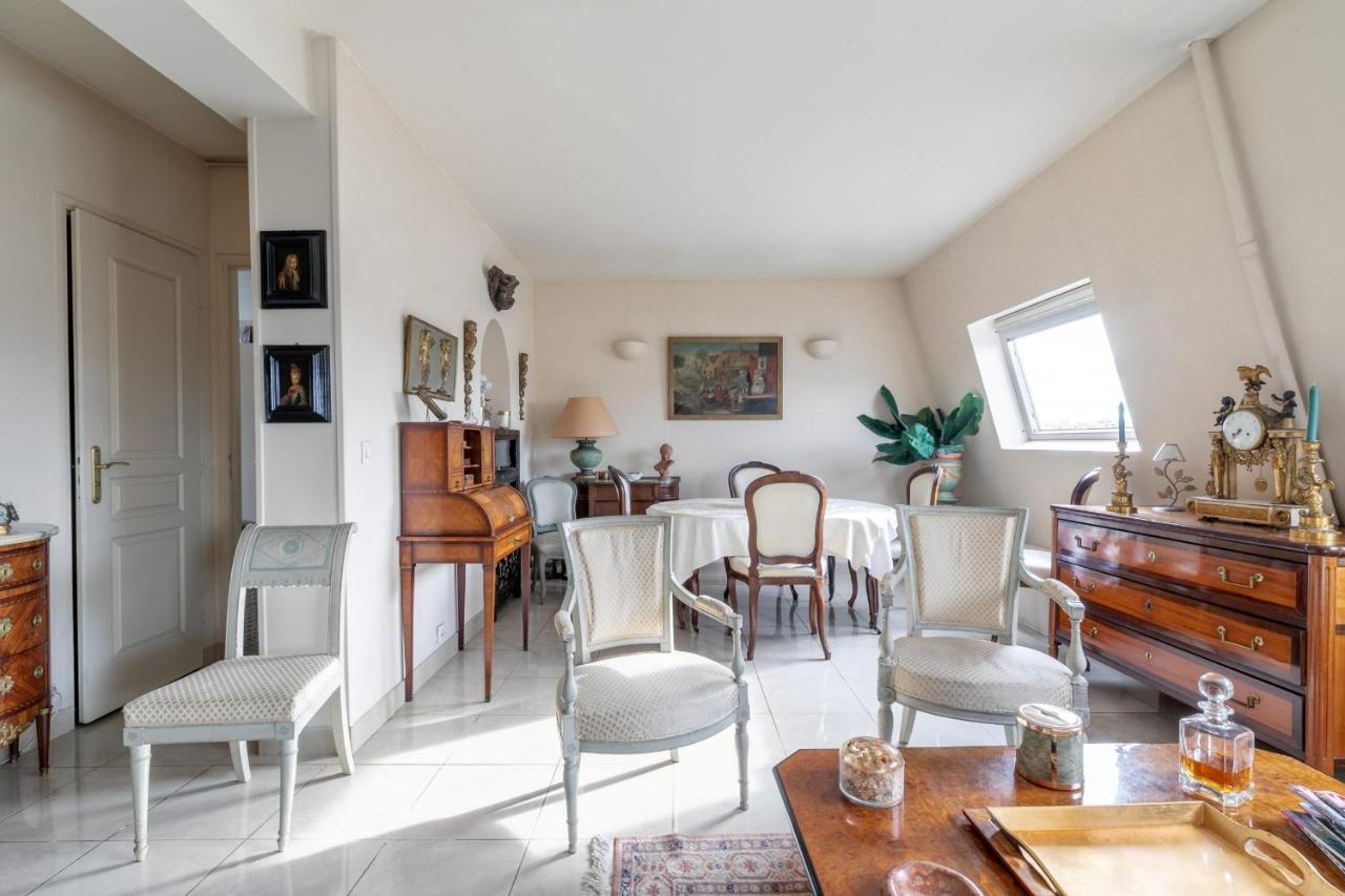 With A View On The Eiffel Tower, 200m From The Alma/marceau Metro