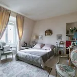 Apartment With A View On The Eiffel Tower, 200M From The Alma/Marceau Metro
